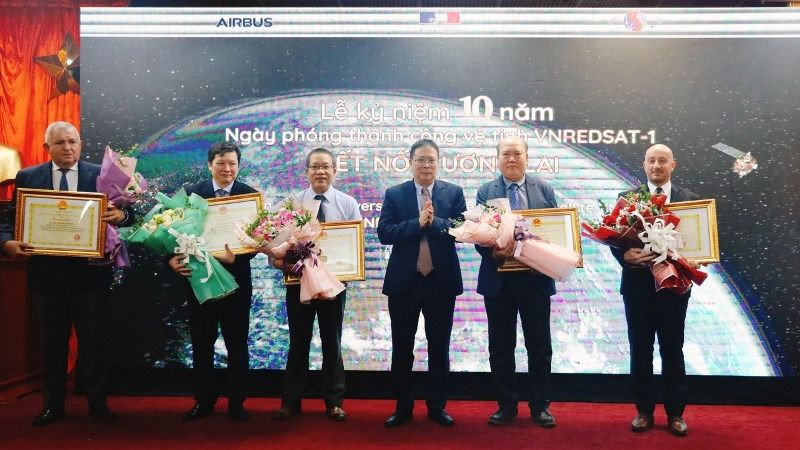 Giáo sư, Viện sĩ Châu Văn Minh trao bằng khen và kỷ niệm chương cho các cán bộ Việt Nam và Pháp có đóng góp thúc đẩy dự án. (Nguồn ảnh: Trung tâm Thông tin-Tư liệu, Viện Hàn lâm Khoa học và Công nghệ Việt Nam)