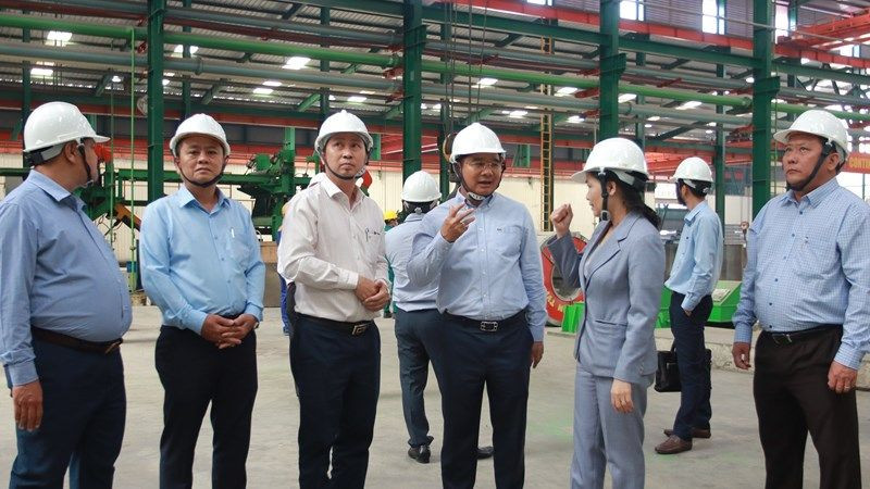 Lãnh đạo tỉnh Long An thăm hoạt động sản xuất và chúc Tết Công ty cổ phần đầu tư và xây dựng Phúc Long (Bến lức, Long An).