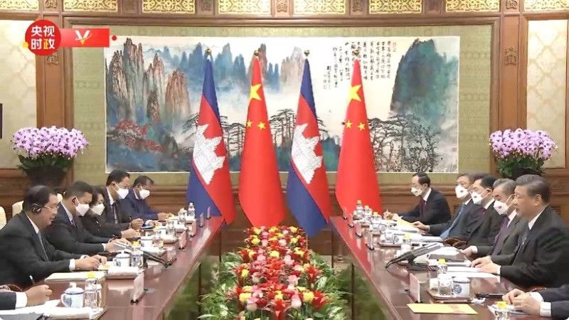 Hội kiến giữa Tổng Bí thư, Chủ tịch Trung Quốc Tập Cận Bình và Thủ tướng Campuchia Hun Sen. (Ảnh từ clip của CCTV)