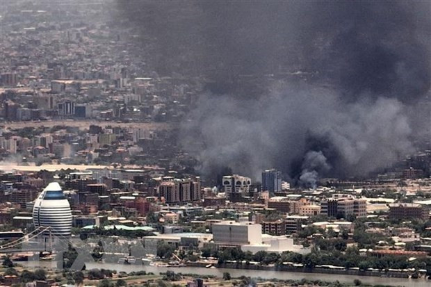 Khói bốc lên sau một trận giao tranh ở Sudan. (Ảnh minh họa. AFP/TTXVN)
