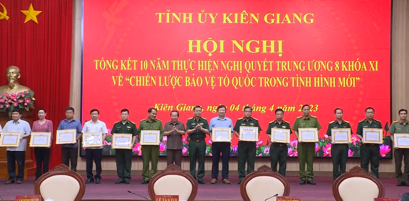 Tỉnh ủy Kiên Giang tặng bằng khen 28 tập thể và 61 cá nhân đạt thành tích xuất sắc trong 10 năm thực hiện Nghị quyết Trung ương 8 khóa XI về Chiến lược bảo vệ Tổ quốc trong tình hình mới. 