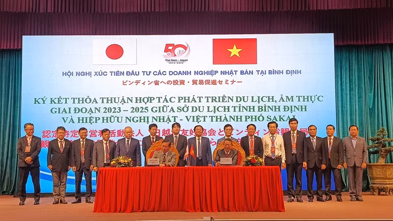 Ký kết thỏa thuận hợp tác phát triển du lịch, ẩm thực giai đoạn 2023-2025 giữa Sở Du lịch tỉnh Bình Định và Hội Hữu nghị Nhật-Việt thành phố Sakai.