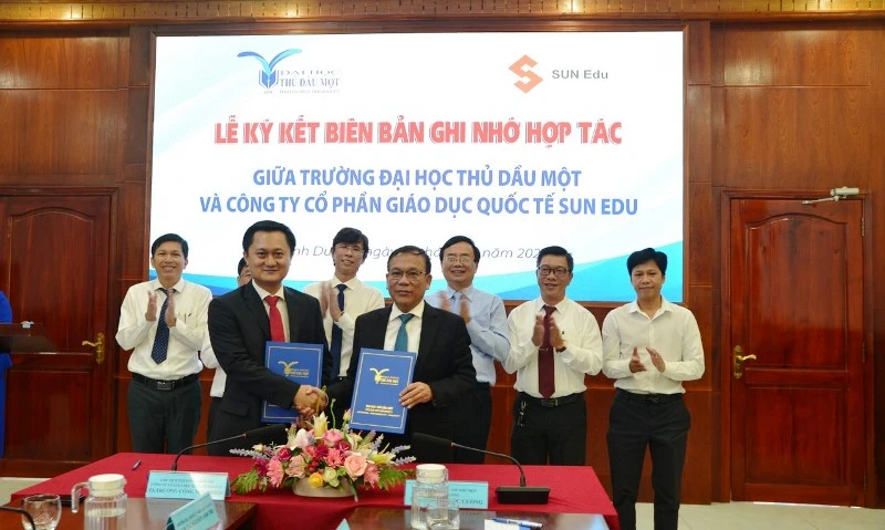 Lãnh đạo hai đơn vị thực hiện ký kết thỏa thuận hợp tác.