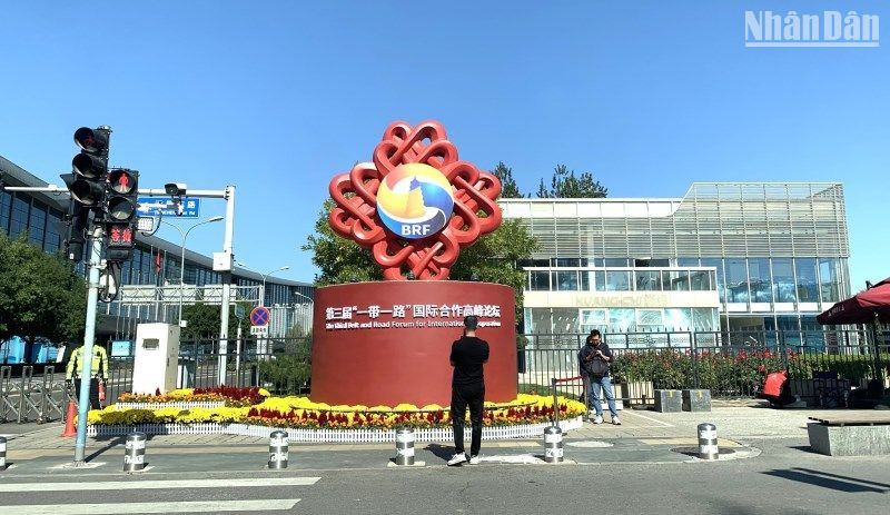 Bên ngoài Trung tâm hội nghị quốc gia ở Bắc Kinh, nơi sẽ diễn ra các sự kiện trong khuôn khổ Diễn đàn. (Ảnh: HỮU HƯNG)