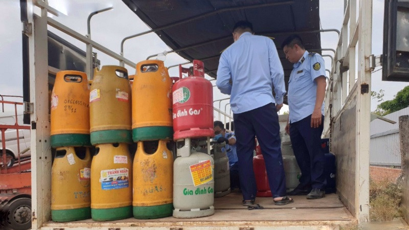 Lực lượng chức năng kiểm đếm bình gas tại hiện trường. (Ảnh: Quản lý thị trường cung cấp) 