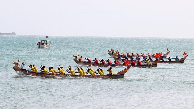 Các đội đua thuyền rồng tranh tài đường đua cự ly 600m. 