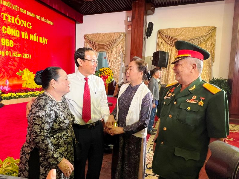 Ủy viên Bộ Chính trị, Bí thư Thành ủy Thành phố Hồ Chí Minh Nguyễn Văn Nên trao đổi với các đại biểu. 