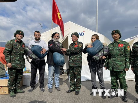 Người dân làng Gorentas, tỉnh Hatay đến nhận hàng hỗ trợ của đoàn cứu hộ . (Ảnh: Hải Linh/TTXVN)