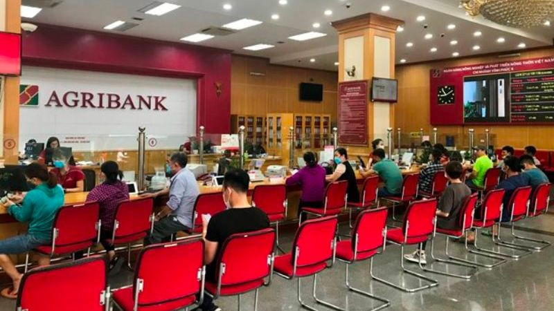 Giao dịch khách hàng tại Agribank chi nhánh Vĩnh Phúc.