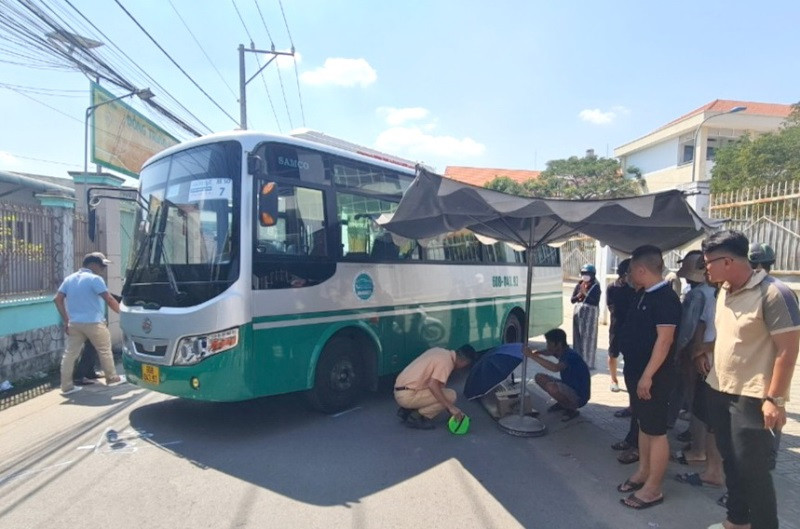 Lực lượng công an khám nghiệm hiện trường, điều tra làm rõ vụ tai nạn.