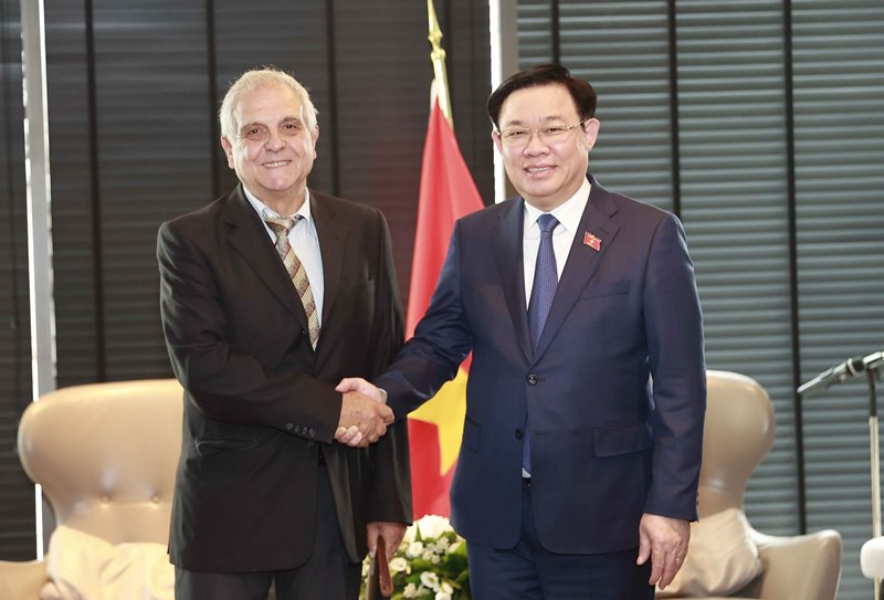 Chủ tịch Quốc hội Vương Đình Huệ tiếp Chủ tịch Hội Hữu nghị Bulgaria-Việt Nam Simeon Dimchev. (Ảnh: Doãn Tấn/TTXVN)