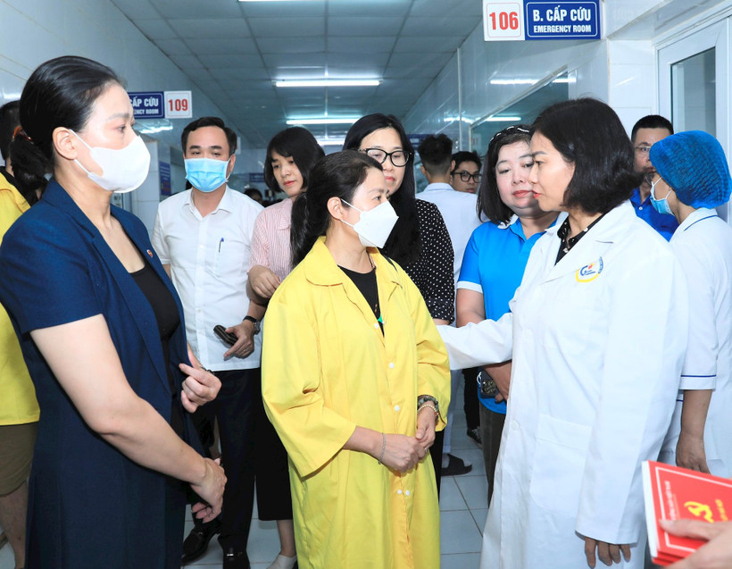 Phó Bí thư Thường trực Thành ủy Hà Nội Nguyễn Thị Tuyến thăm hỏi các nạn nhân trong vụ cháy nhà trọ tại phố Trung Kính đang điều trị tại Bệnh viện Giao thông vận tải. (Ảnh: QUANG THÁI)