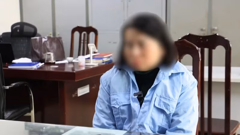 Bà Trần Thị Bạch Tuyết, Phó trưởng phòng Quản lý hành nghề y dược tư nhân Sở Y tế Hà Nội khai nhận tại cơ quan điều tra. (Ảnh: TTXVN)