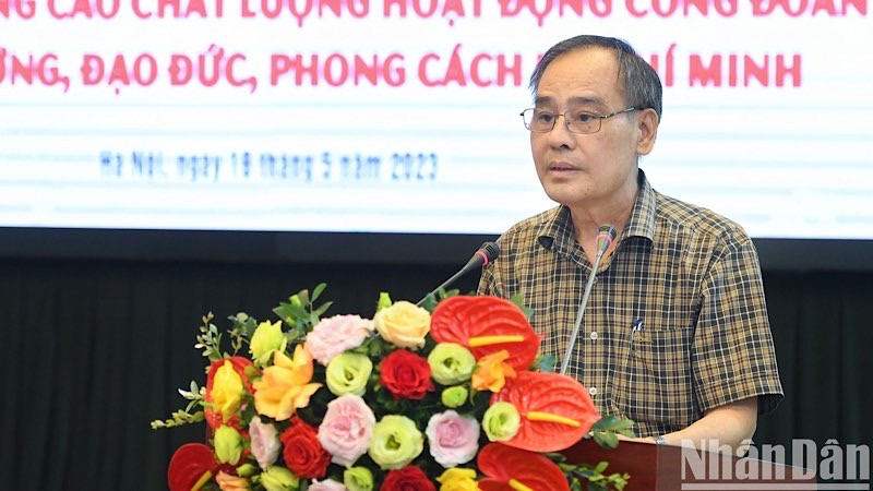 Đồng chí Bùi Xuân Ngọc, Phó Chủ tịch Công đoàn Bộ Tài Chính trình bày tham luận. (ẢNH: THÀNH ĐẠT)