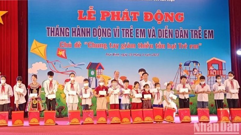 Tặng quà cho 80 trẻ em có hoàn cảnh khó khăn tỉnh Thái Bình.