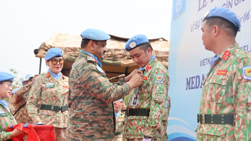 Trung tướng Mohan Subramanian - Tư lệnh Phái bộ Liên hợp quốc tại Nam Sudan trao Huy chương Vì sự nghiệp gìn giữ hòa bình Liên hợp quốc cho các thành viên Bệnh viện Dã chiến cấp 2 số 6 của Việt Nam. (Ảnh: SỸ CÔNG)