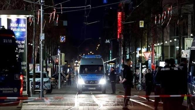 Cảnh sát phong tỏa hiện trường vụ xe ô tô lao vào người đi bộ ở Mannheim, Đức ngày 3/3/2025. Ảnh: REUTERS/TTXVN