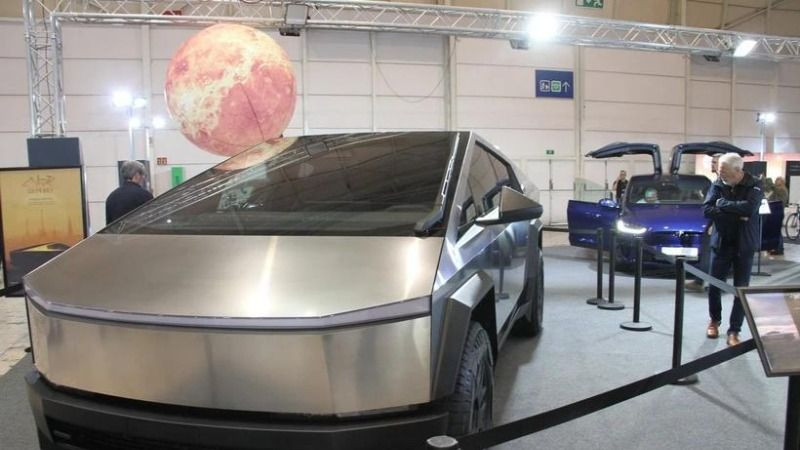 Mẫu xe điện của hãng Tesla được giới thiệu tại triển lãm ô tô ở Lisbon, Bồ Đào Nha. (Ảnh: THX/TTXVN)