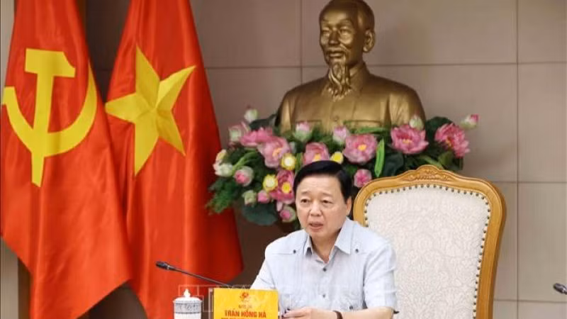 Phó Thủ tướng Trần Hồng Hà chủ trì cuộc họp chiều 13/5. (Ảnh: TTXVN)