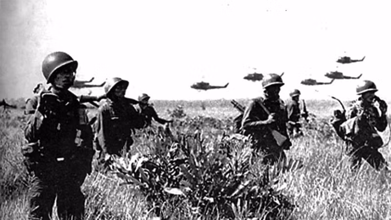 Chiến thuật "trực thăng vận" của Mỹ trong trận Ấp Bắc. (Ảnh tư liệu/ Báo QĐND)