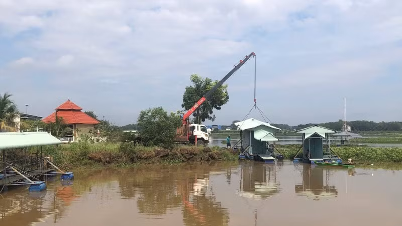 Người dân tỉnh Bình Phước tự tháo dỡ công trình vi phạm năm 2024. (Ảnh TẠ ĐÌNH TIẾN)