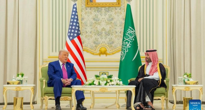 Thái tử Saudi Arabia Mohammed bin Salman Al Saud và Tổng thống Mỹ Donald Trump tại cuộc gặp ở Riyadh, ngày 13/5/2025. (Ảnh: XINHUA)