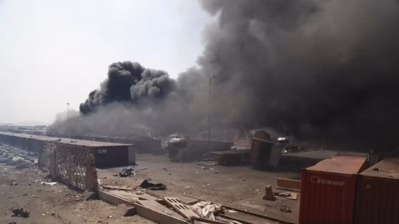 Khói bốc lên tại hiện trường vụ nổ ở cảng Shahid Rajaee, tỉnh Hormozgan, Iran ngày 26/4/2025. (Ảnh: THX/TTXVN)