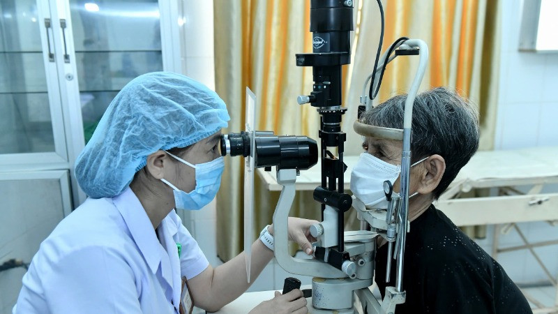 Bác sĩ Bệnh viện đa khoa huyện Vĩnh Linh, tỉnh Quảng Trị khám bệnh cho người dân. (Ảnh: ĐĂNG KHOA)