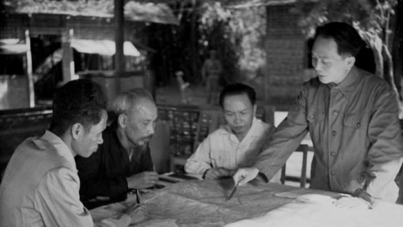Chủ tịch Hồ Chí Minh, Đại tướng Võ Nguyên Giáp và các đồng chí lãnh đạo Đảng, Nhà nước bàn kế hoạch mở chiến dịch Điện Biên Phủ (năm 1954). (Ảnh tư liệu: TTXVN)