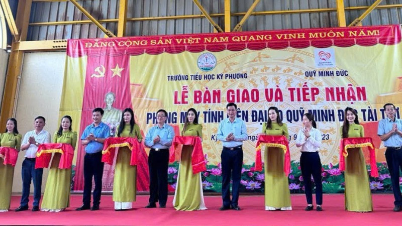 Quỹ Minh Đức trao tặng phòng học máy tính cho Trường tiểu học Kỳ Phương (thị xã Kỳ Anh).