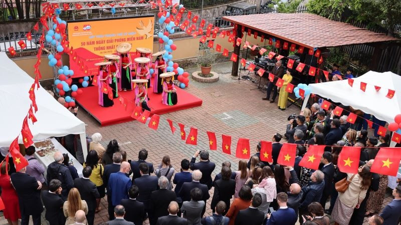 Lễ kỷ niệm 50 năm Ngày Giải phóng miền Nam diễn ra trang trọng tại Italy. (Ảnh: DƯƠNG HOA/TTXVN) 