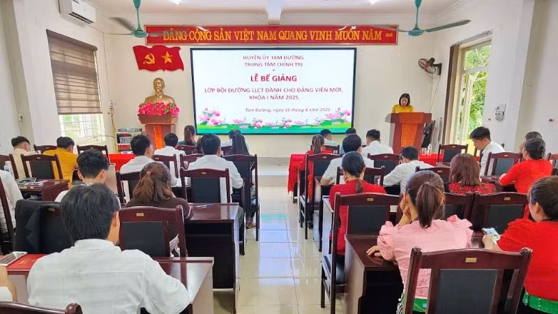 Lớp bồi dưỡng lý luận chính trị dành cho đảng viên mới khóa I năm 2025 tại Trung tâm Chính trị huyện Tam Đường, tỉnh Lai Châu. (Ảnh: CỔNG THÔNG TIN ĐIỆN TỬ HUYỆN TAM ĐƯỜNG) 