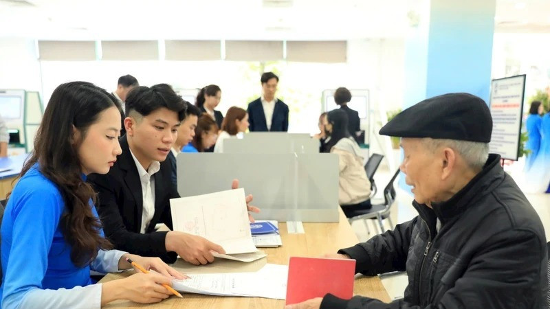 Người dân đến làm dịch vụ công trực tuyến tại Chi nhánh Trung tâm Phục vụ hành chính công Tây Hồ. (Ảnh: MAI HỮU)