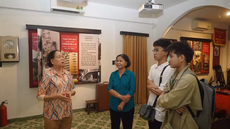 Từ trái sang: Bà Vũ Minh Nghĩa (Chín Nghĩa) và bà Nguyễn Thị Bích Nga gặp gỡ các bạn trẻ đến tham quan Bảo tàng Biệt động Sài Gòn-Gia Định. (Ảnh: THẾ ANH)