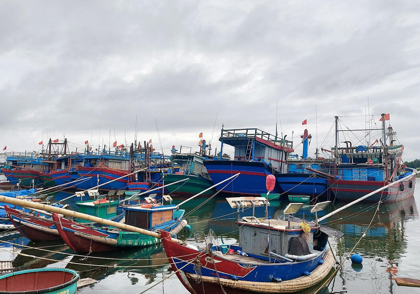 Tàu thuyền được ngư dân Quảng Trị đưa lên bờ neo đậu phòng chống bão Noru.