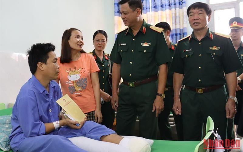Thăm hỏi sĩ quan bị thương khi làm nhiệm vụ tại núi Chứa Chan