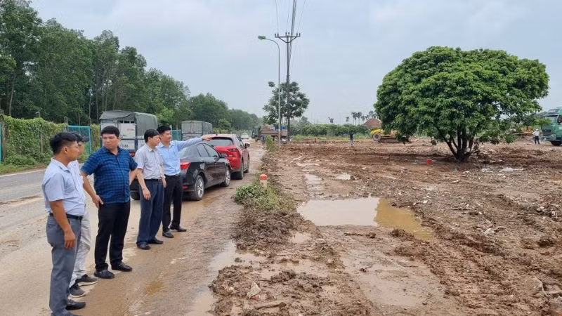 Lãnh đạo huyện Hoài Đức và Ban Quản lý dự án các công trình giao thông thành phố Hà Nội kiểm tra mặt bằng địa điểm tổ chức khởi công dự án đường Vành đai 4 tại xã Song Phương.