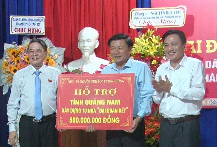 Phó Chủ tịch Quốc hội Nguyễn Đức Hải trao biển hỗ trợ xây dựng 10 nhà Đại Đoàn kết cho nhân dân tỉnh Quảng Nam.