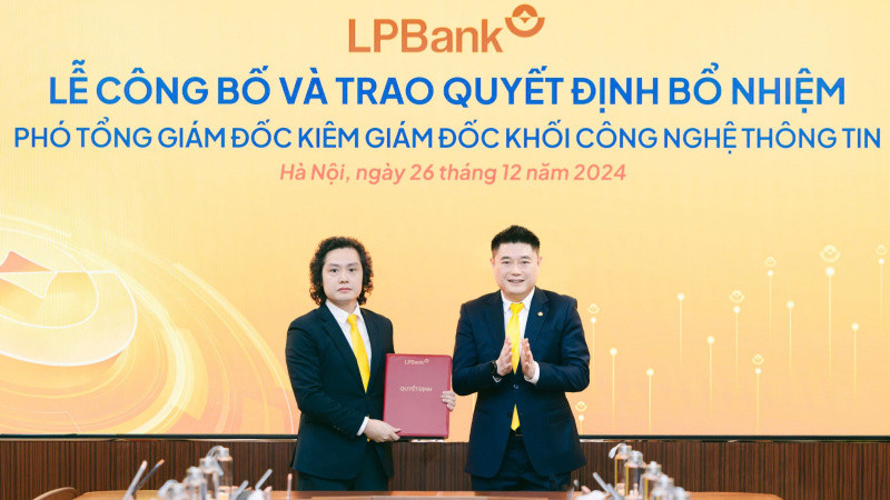 Ông Nguyễn Đức Thụy – Chủ tịch HĐQT LPBank trao quyết định bổ nhiệm cho ông Lưu Danh Đức.