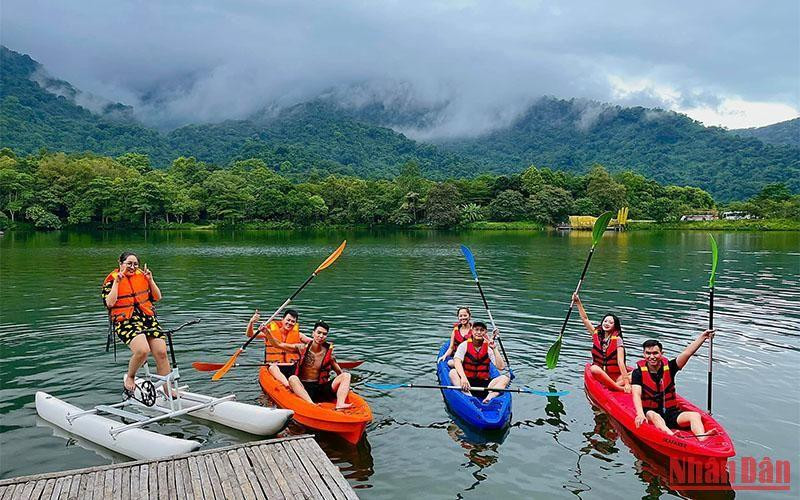 Khách du lịch tham gia các hoạt động tại khu du lịch Thiên Sơn-Suối Ngà trong dịp nghỉ lễ 2/9.