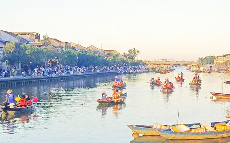 Đông đảo du khách đến tham quan thành phố Hội An.