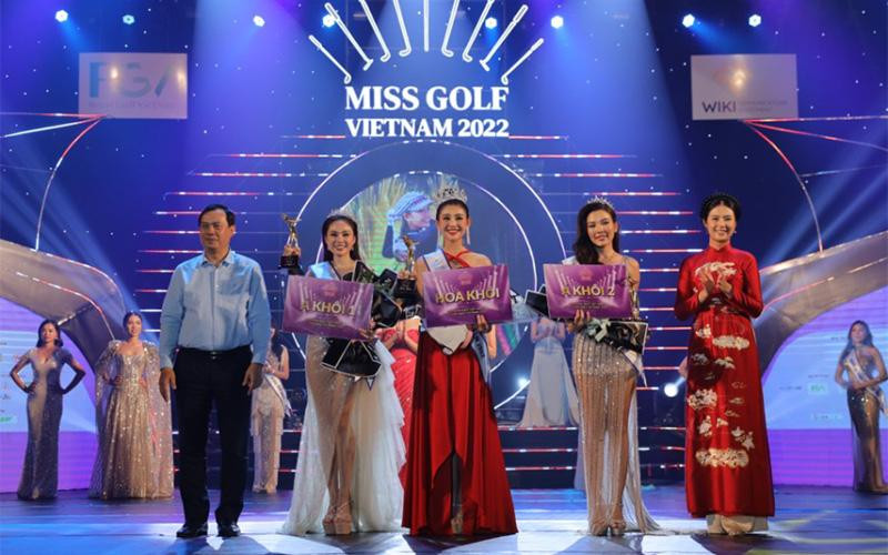 Tổng Cục trưởng Tổng Cục Du lịch Nguyễn Trùng Khánh và Hoa hậu Ngọc Hân trao chứng nhận cho top 3 thí sinh xuất sắc nhất cuộc thi “Miss Golf Việt Nam 2022”.