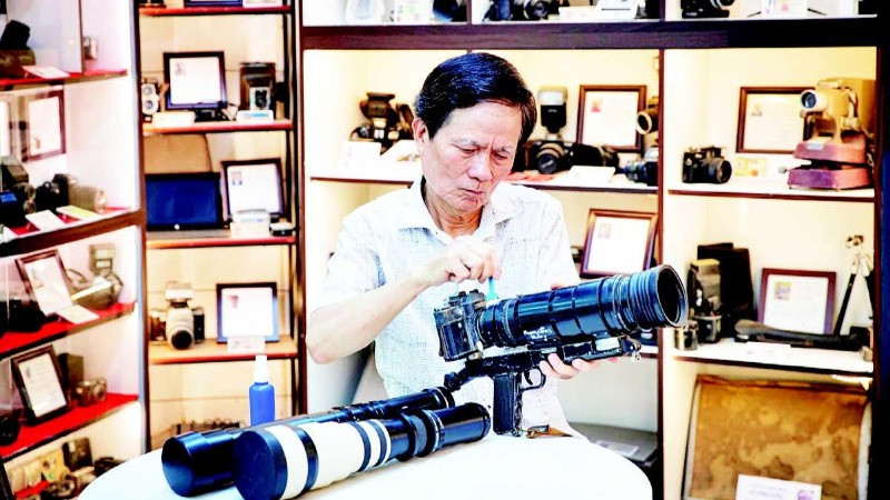 1 - Nhiều nhiếp ảnh gia trao tặng kỷ vật cho không gian trưng bày.