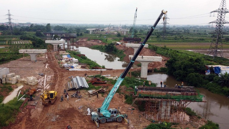 Thi công cầu vượt đường sắt trên tuyến Vành đai 4-Vùng Thủ đô. (Ảnh: DUY LINH)