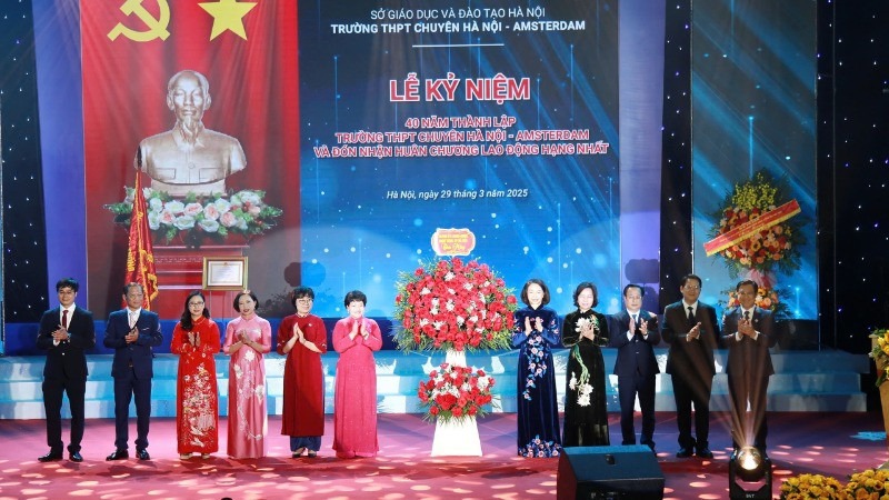 Phó Chủ tịch Ủy ban nhân dân thành phố Hà Nội Vũ Thu Hà đã trao Huân chương Lao động hạng Nhất tới tập thể lãnh đạo Trường Trung học phổ thông chuyên Hà Nội - Amsterdam.