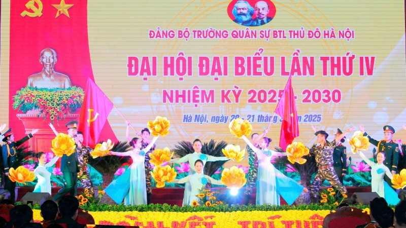 Một tiết mục văn nghệ chào mừng Đại hội Đảng bộ Trường Quân sự Bộ Tư lệnh Thủ đô Hà Nội lần thứ IV.
