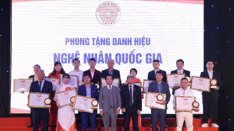 Tặng bằng khen, giấy chứng nhận cho các doanh nghiệp, doanh nhân và nghệ nhân đã có đóng góp to lớn trong quá trình phát triển của Hội mỹ nghệ kim hoàn đá quý Việt Nam, Hội Nghệ nhân và Thương hiệu Việt Nam.