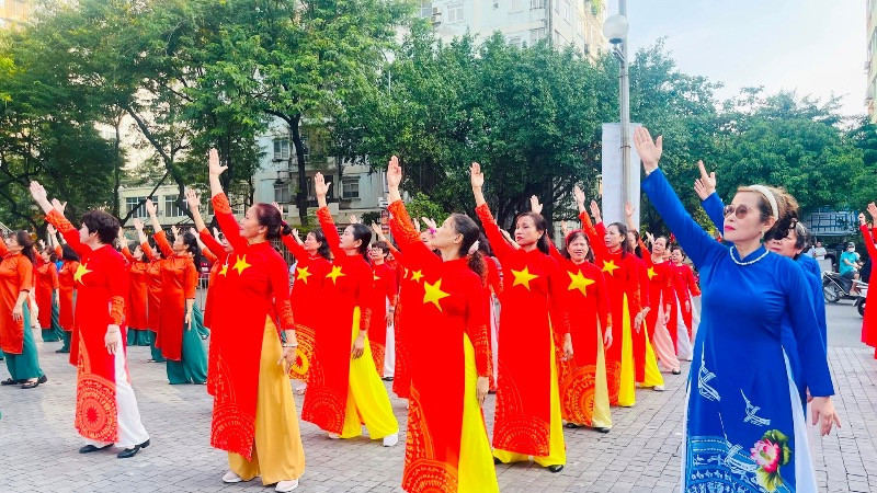 Phụ nữ Thủ đô đồng diễn dân vũ trên nền nhạc 3 ca khúc: “Người Hà Nội - Tiến về Hà Nội - Hà Nội những công trình”. (Ảnh: BẢO LÂM)