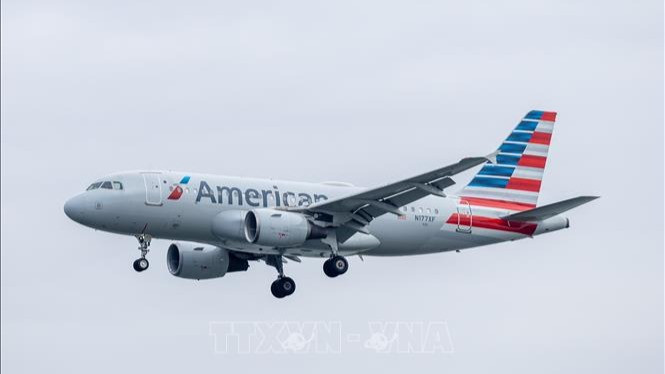 Máy bay của hãng hàng không American Airlines hạ cánh xuống sân bay Ronald Reagan Washington, Mỹ ngày 24/12/2024. (Ảnh: THX/TTXVN) 