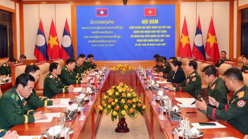 Đoàn đại biểu quân sự cấp cao Quân đội nhân dân Việt Nam do Đại tướng Nguyễn Tân Cương dẫn đầu hội đàm với Đoàn đại biểu quân sự cấp cao Quân đội nhân dân Lào do Trung tướng Saichay Kommasith dẫn đầu. 